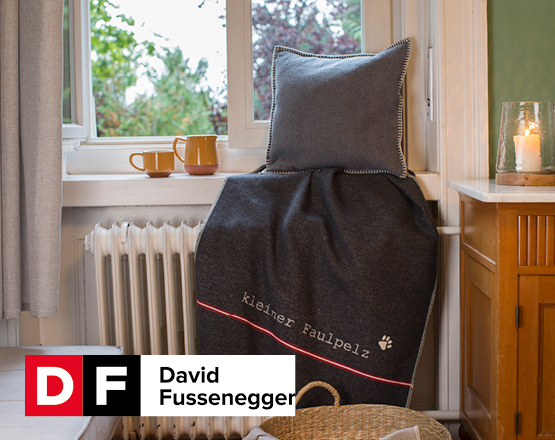 Kuscheldecke grau mit Aufschrift, David Fussenegger
